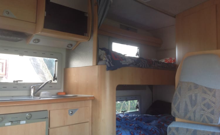 6-person Fiat with bunk bed, air conditioning, solar panels