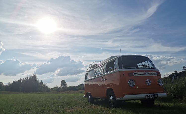 Maxima – Un momento indietro nel tempo con una Volkswagen T2 - Completamente restaurato!