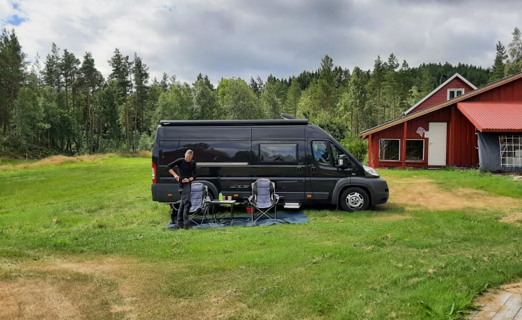 Black Beauty – Kingsize-Betten mit fester Länge, Wohnmobil für 2 Personen komplett