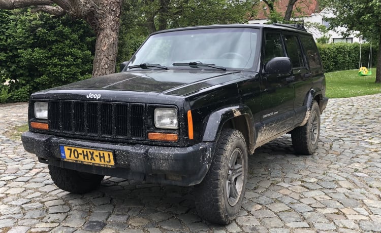 Black Beauty – Jeep Cherokee met Yuna Family rooftoptent