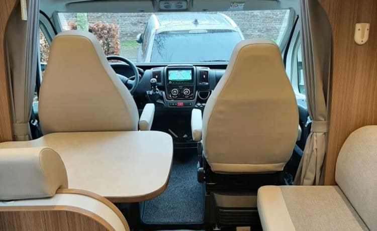 Carado T447 van 2021, is een ruime, compleet uitgerust en luxe camper