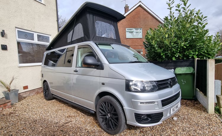 Tommie – 4 person VW, near Airport & major motorways! LWB, PopTop roof + loads more!