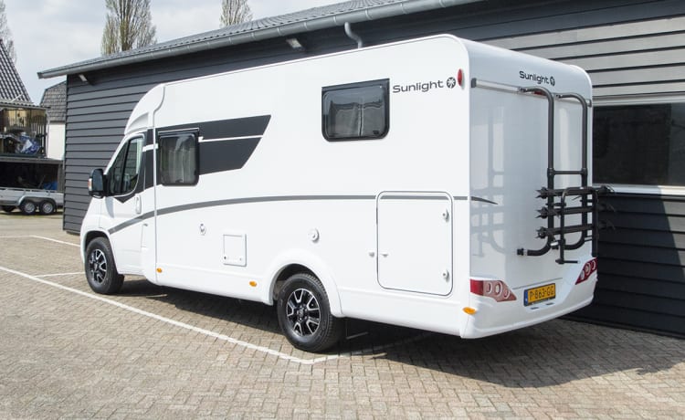 Sunlight V66 Adventure, semi-integrated camper