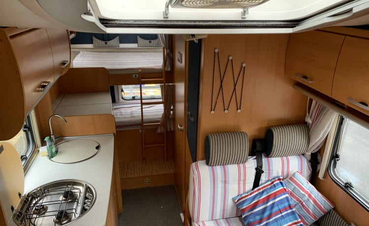 Wonderful Hymer, off-grid capable, fully kitted-out, Double and 2 fixed bun