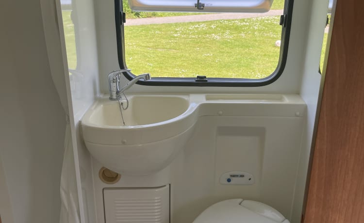 Koos – Cozy 5p alcove camper from 2015