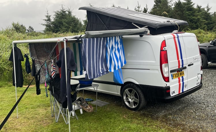 Daphne the Festival Campervan  – Mercedes-Benz camper met 4 slaapplaatsen, ideaal voor festivals en off-grid