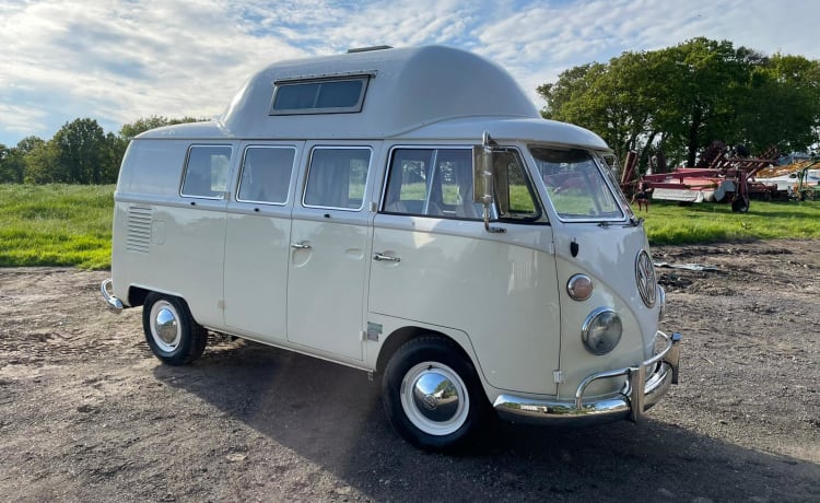 Snowy – 2 berth Volkswagen campervan from 1957