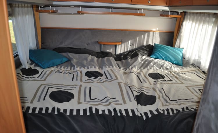 XXL beds in Comfortable Weinsberg camper