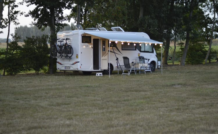 Découvrez notre camping-car McLouis luxueux et pratique - idéal pour les familles !