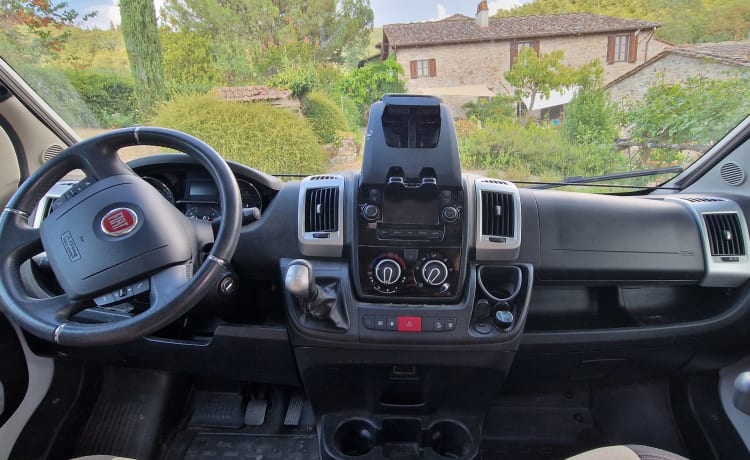 Studio Pampas Mobiel – Knaus Fiat Boxstar met veel gadgets! (oplaasbare kajak, projector...)