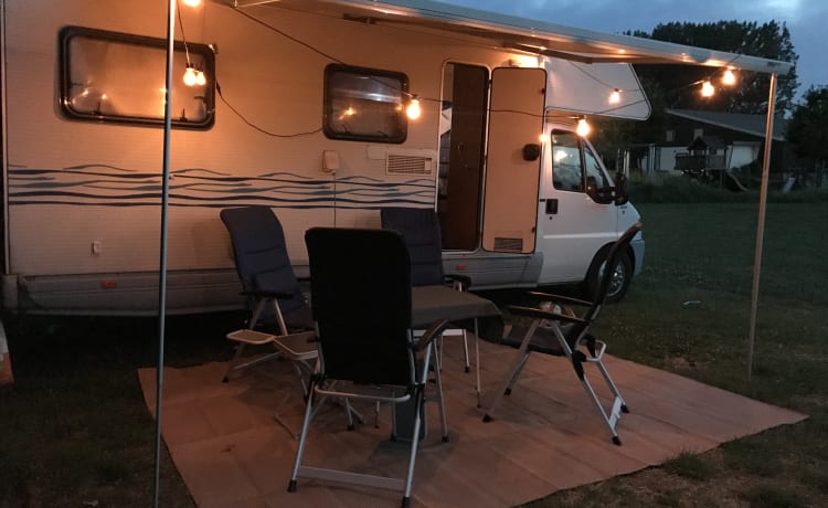 Claes – Claes: 4p spacious Alcove camper from 2000