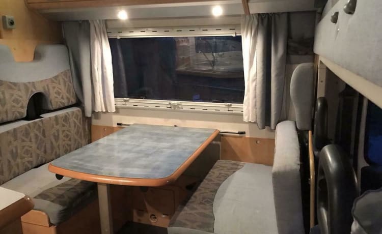 6-person Fiat with bunk bed, air conditioning, solar panels