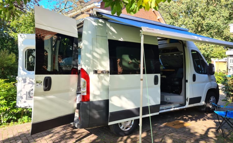 Libe – Compacte bus camper, perfect voor fietsers en andere avonturiers!