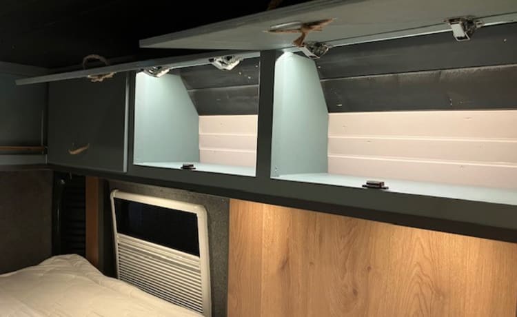 Heunie 2 – Bus camper with lengthwise beds