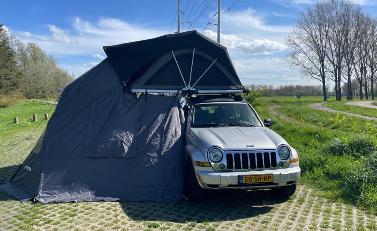 Jeep met daktent – 4p Other rooftop from 2006