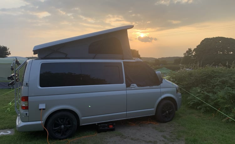 Vanessa  – VW T5.1 4 Berth Pop Top kampeerauto