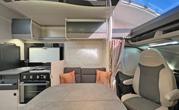 Skye – Prêt pour l'hiver Tout neuf 2023 Chausson 777GA Ultimate 4 couchettes