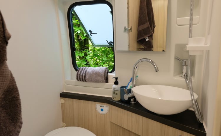 ViniVan – 2021 Adria twin bus camper extra heavy solar panel