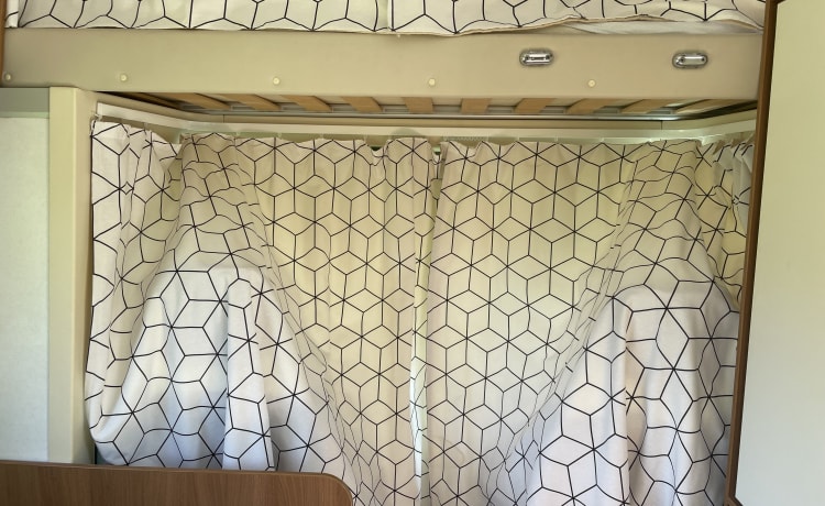 Koos – Cozy 5p alcove camper from 2015