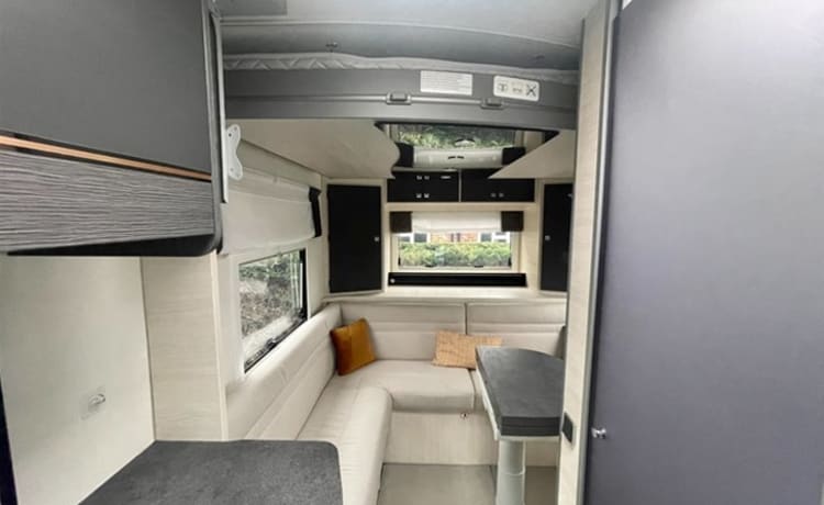 Amelia  – Camping-car moderne 4 places neuf avec salon arrière