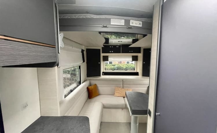 Amelia  – Als nieuwe, 4-persoons, moderne camper, met achterlounge