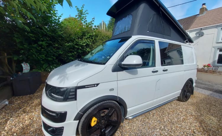 Great value cheapest on Goboony – Great looking Vw campervan 4 birth with awning 