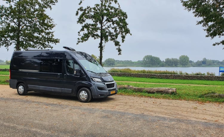 Onelove – Schwarzes Tinyhouse für dein Abenteuer.