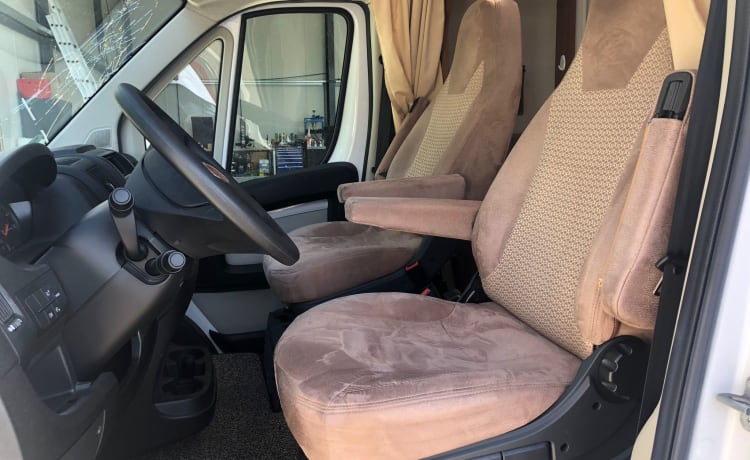 Bennie – Fiat ducato Carado T449 met Queensbed