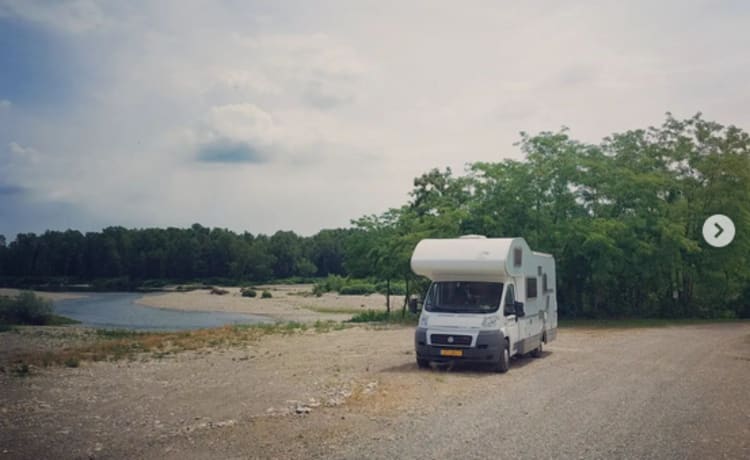 Camping-car familial de luxe prêt pour de merveilleux voyages