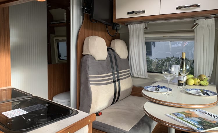 Goud – Beautiful bus camper (Gold) with a fine and practical layout.