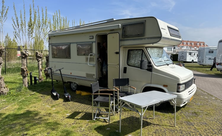 Spacious camper 5 people with 3 bicycle carriers