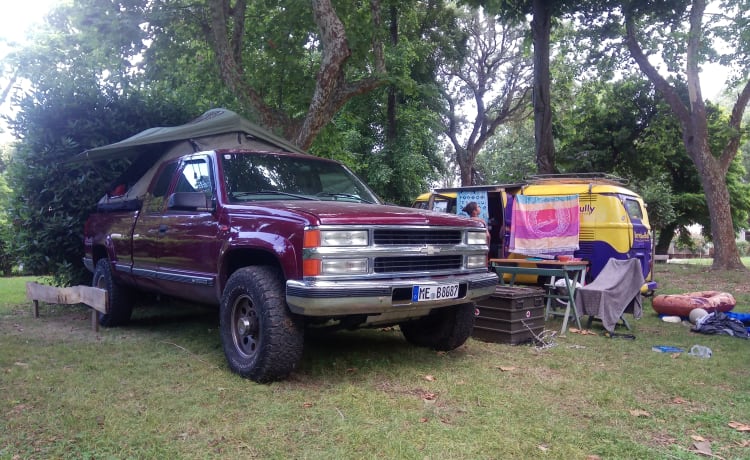 Chevy – Chevy PickUp V8 Diesel Allrad mit Dachzelt und AHK 3,5 to