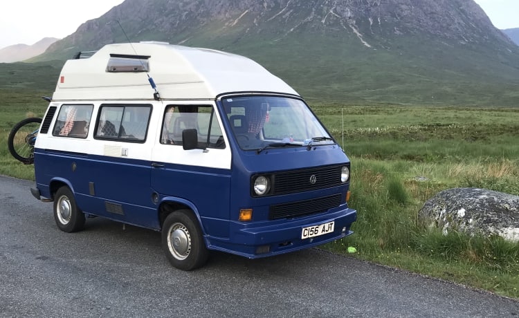 Blue – Volkswagen campervan met 4 slaapplaatsen uit 1986