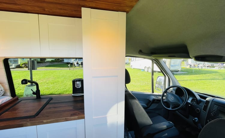 Benny_theBenz – Stylish Mercedes Sprinter Bus Camper