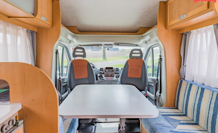 Neat 3-person camper, XXL garage, reversing camera, air conditioning