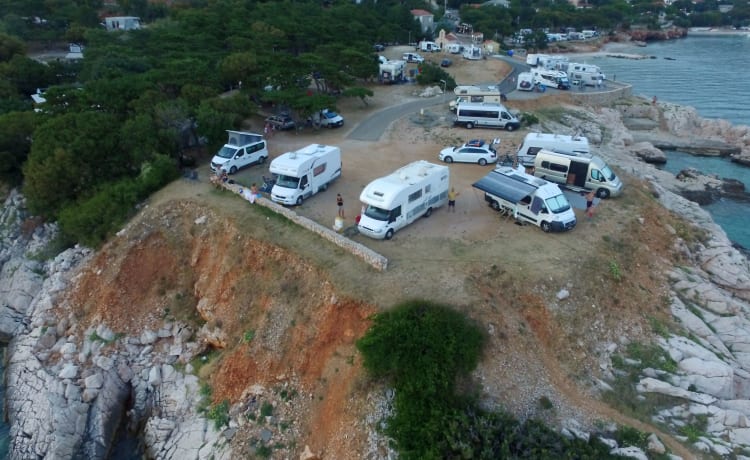 Beau camping-car familial spacieux 6p personne avec climatisation