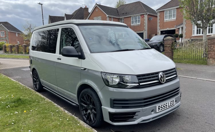 VW T6 completamente equipaggiato per tutta la stagione