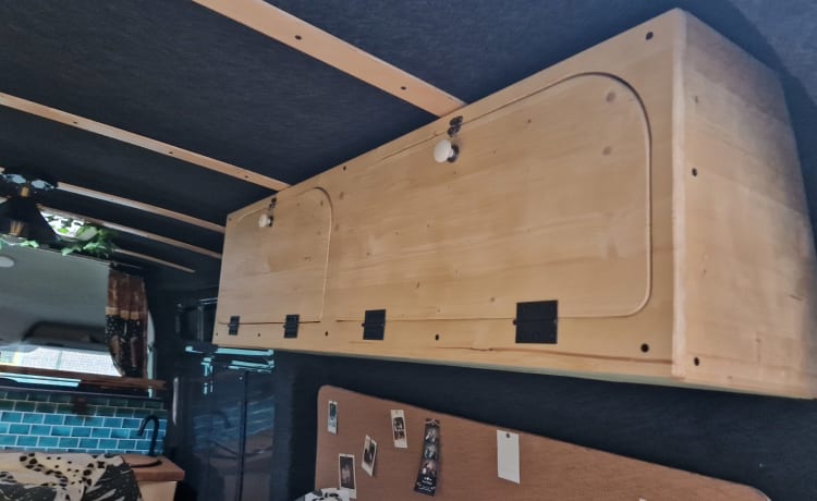 Henry – 2p off-grid Mercedes Sprinter camperbus 2007 