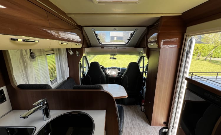 3 LMC T692G – Camper (2020) Half integrale automaat voor 2 personen 