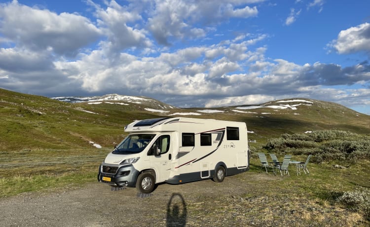 Roller Team 4 personnes camping-car spacieux et luxueux