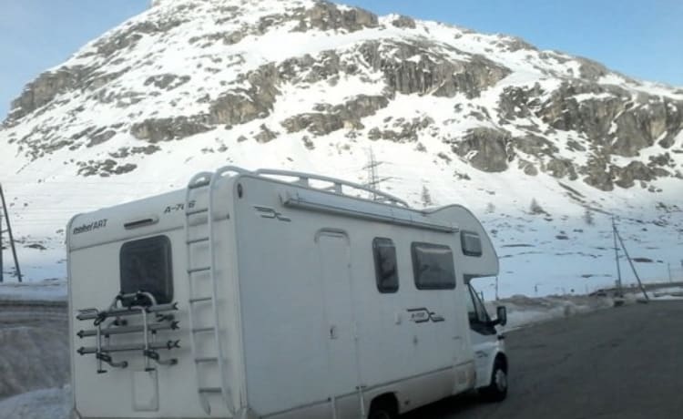 Ford Transit – Camping-car spacieux pour les familles mais aussi très confortable pour les célibataires