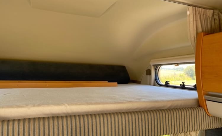 Beau camping-car familial Hymer à louer avec 6 places ceinturées