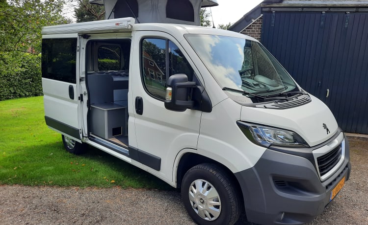 Boxer Peugeot avec lit fixe et grand toit relevable