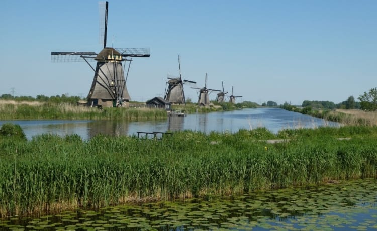 Kinderdijk – Luxe 6m off grid euro 6 buscamper met veel extra`s