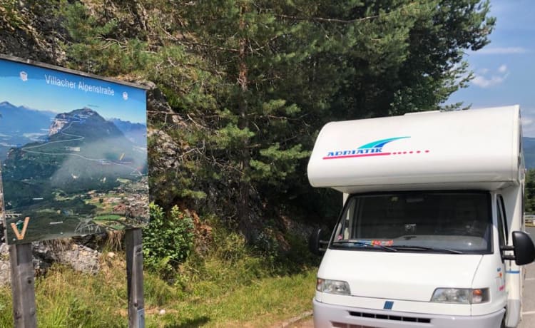 Camping-car alcôve spacieux et confortable