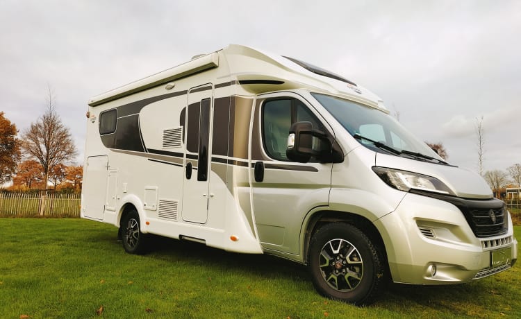 B45 – From 2022!! Good new 4 pers. camper with longitudinal beds and pull-down bed