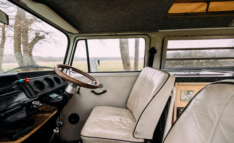 Maeve – Een AUTHENTIEKE klassieke VW-camper uit 1973