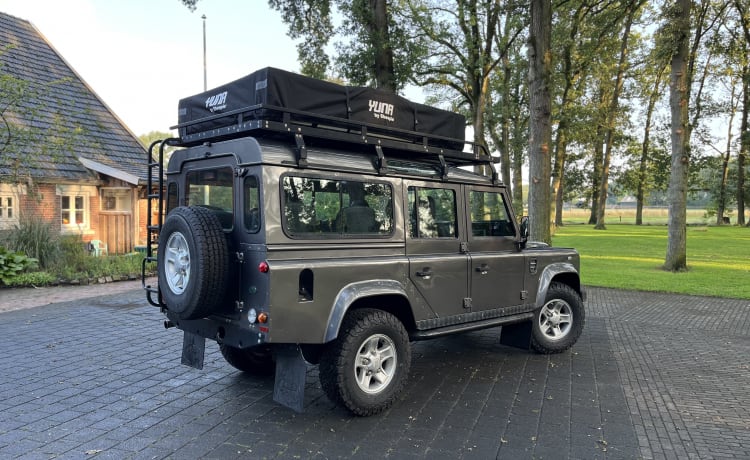 Woeste Willem – Land Rover Defender Automatic 5p del 2006 con tenda sul tetto e tenda laterale