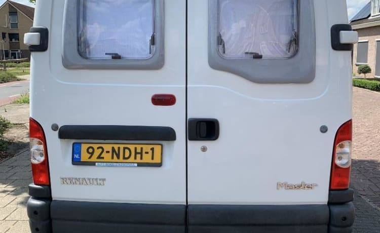 2p Adria Twin buscamper uit 2007 met zonnepaneel