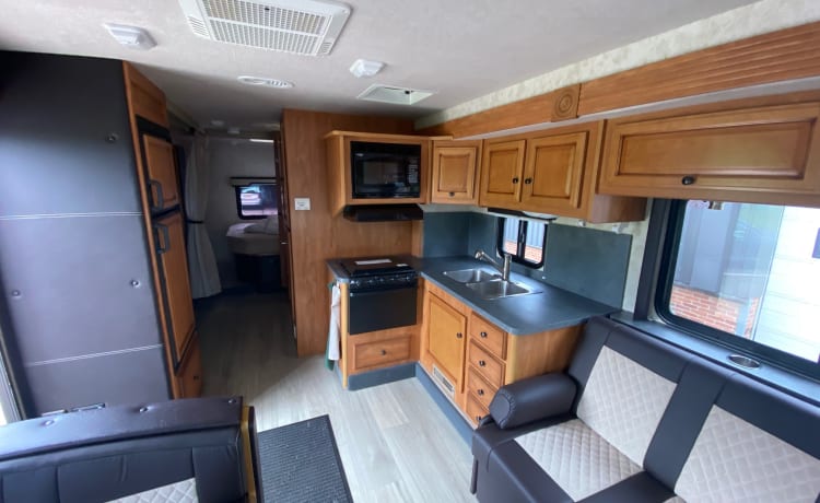 Fleetwood Ford E450 – C driving license. American 9 person big camper hire in the Netherlands